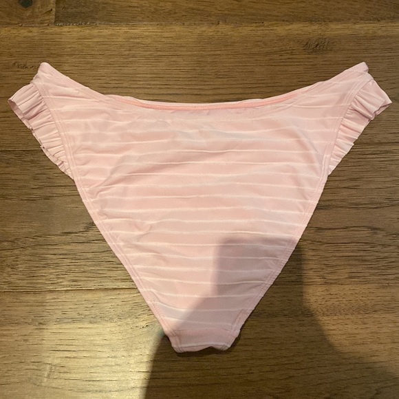 Show me your mumu pink bikini bottoms. Brand new without tag - Picture 2 of 3